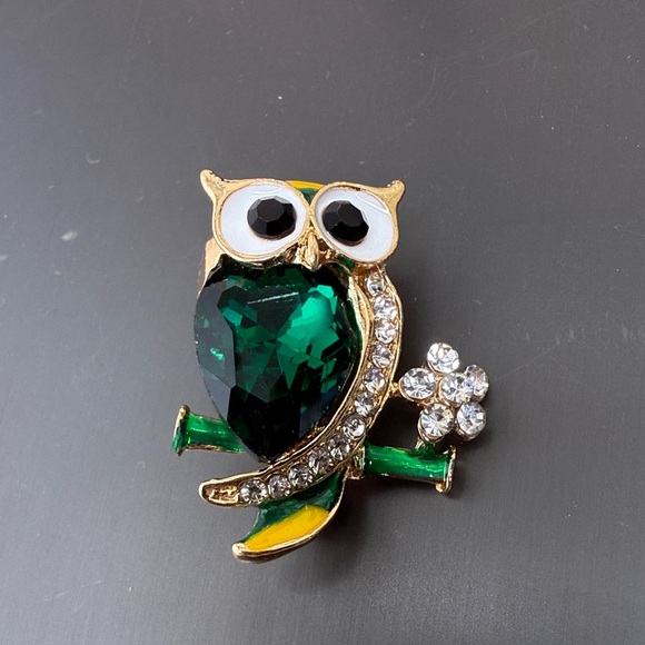 NWOT Elegant Owl Brooch with Green Gemstone and Gold Accents - Picture 3 of 6